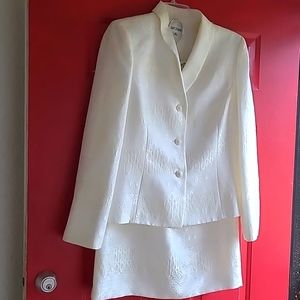 Two pieces skirt suit with three buttons and split